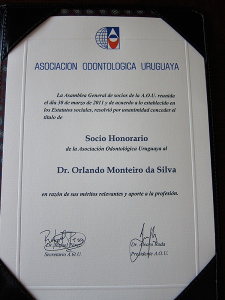 And also honorable member of the Uruguayan Dental Association (socio honorario de la Asociación Odontológica Uruguaya), on their General Assembly of the 30th March, by unanimous decision. Great Honour for me and FDI!