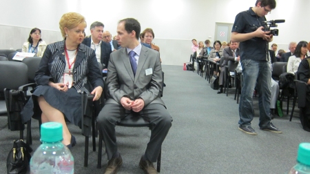 Attendence photo. At the front, Ludmila Maximovskaya, vice-president of the Russian Dental Association, and Ilya Brodeskiy, DentalExpo managing director.