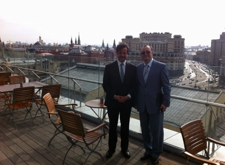 With Oleg O. Janushevich, rector of Moscow State University of Medicine and Dentistry, and with Kremlin in the back.