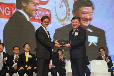 Awarding Chen Zhu, Chinese Minister of Health.