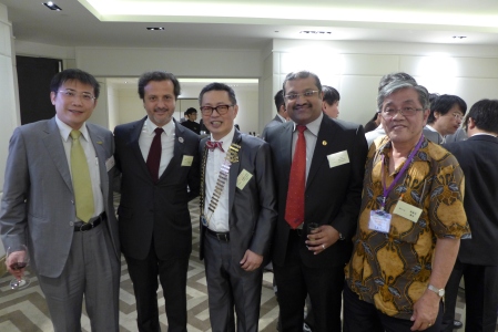 From right to left, Chen Sheng-Mao, colleage and photographer who gently provided me with this nice pictures, Haja Badrudeen Sirajudeen, Malaysian Dental Association president, James Chih-Chien Lee, president of Asia Pacific Dental Federation (APDF/APRO), and myself.
